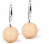 Austrian Crystal Classic Pearl Drop Earrings in Peach Pink Pearls are 8mm in size Hypo allergenic, free from cadmium, lead and nickel Colour: Peach Pink Rhodium Plated Earwires See matching Necklace CP103 Perfect for an evening out or sophisticated, elegant day wear. Delivered in a soft, black, velveteen pouch